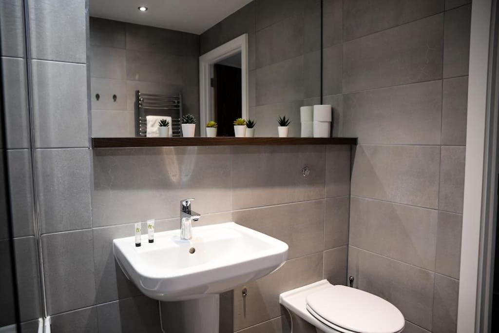 Modern 2 Bedroom Apartment - City Centre - Parking แมนเชสเตอร์ ภายนอก รูปภาพ