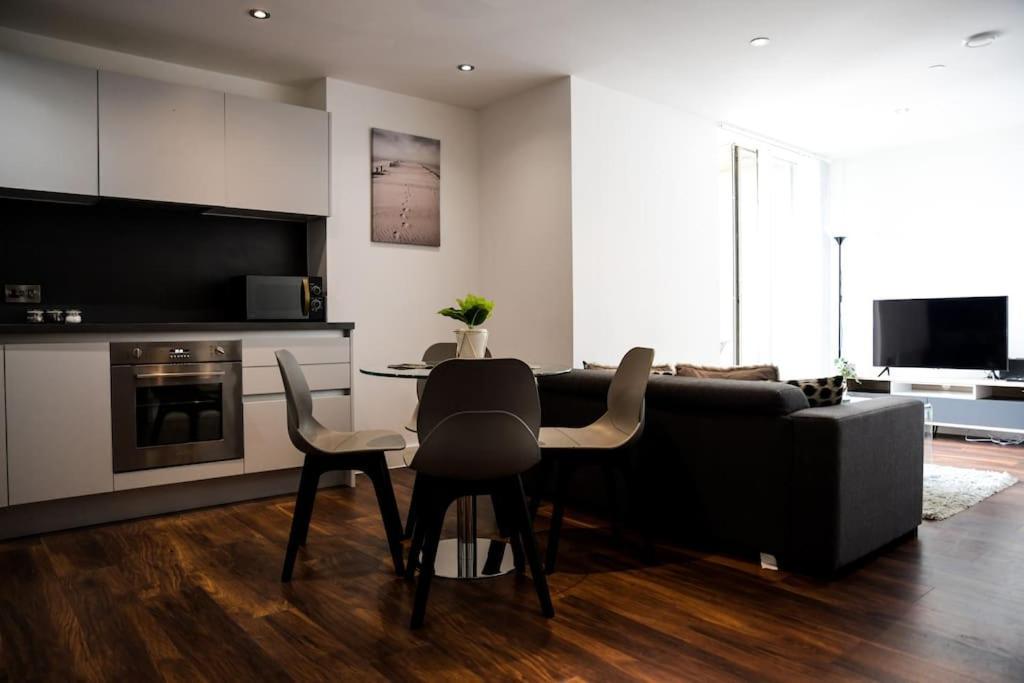 Modern 2 Bedroom Apartment - City Centre - Parking แมนเชสเตอร์ ภายนอก รูปภาพ
