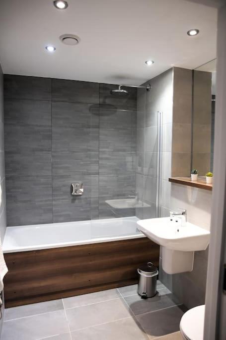 Modern 2 Bedroom Apartment - City Centre - Parking แมนเชสเตอร์ ภายนอก รูปภาพ
